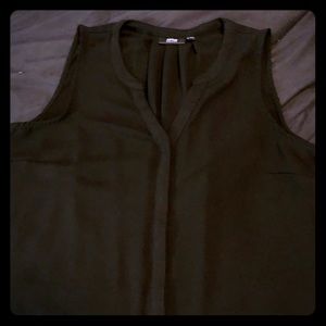 APT button tank with pleated back